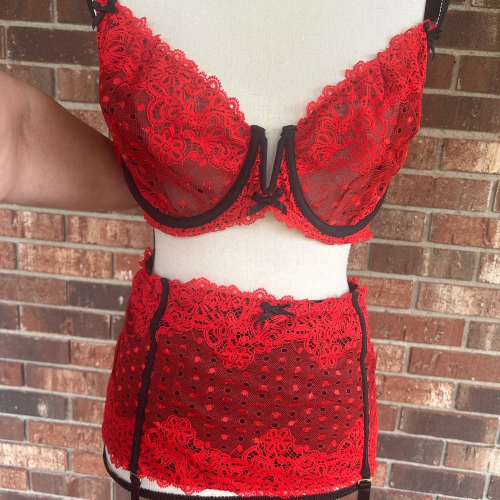 Cacique Bra & Garter belt. Elegant Red Lace Lingerie Set